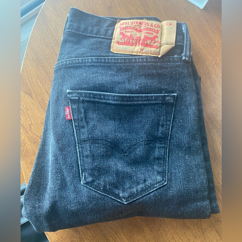 Black Levi’s 501 - no damage like new!